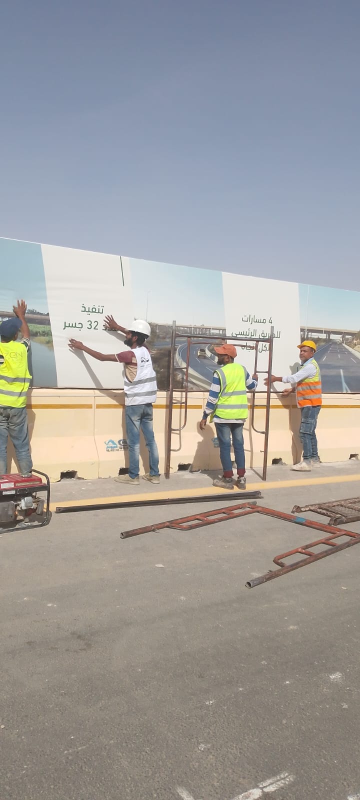 أعمال تركيب وتمديد لوحات مشاريع الطرق الميدانية